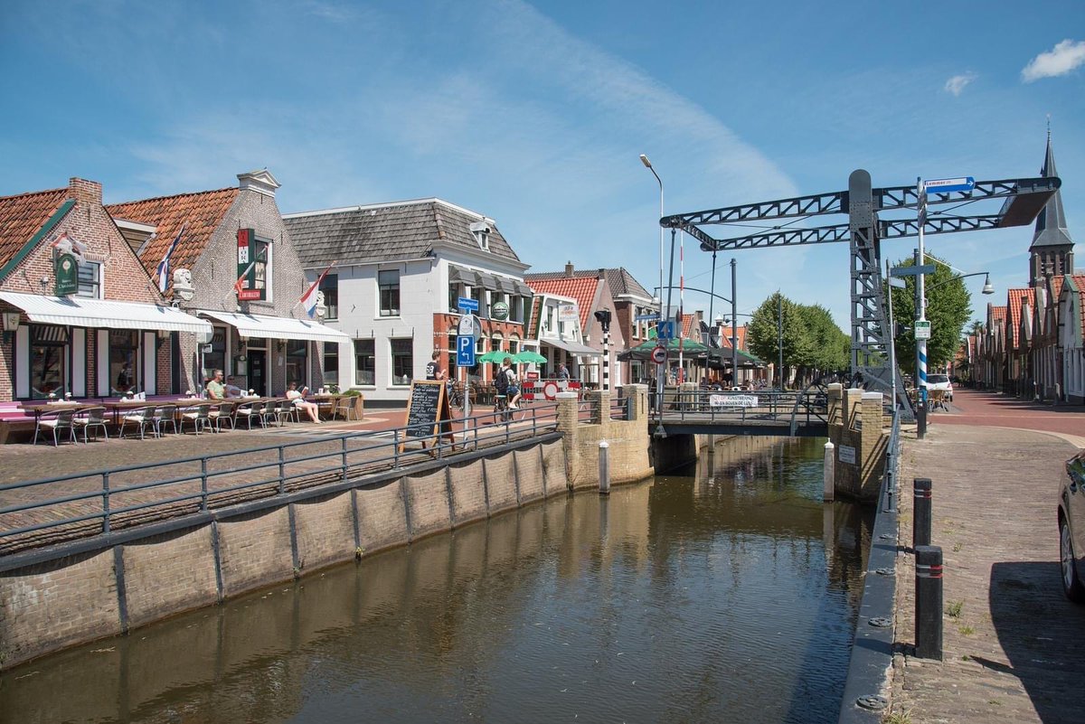📢 De Teernstrabrug in Balk is door een aanrijding met een trekker 🚜 en oplegger zo erg beschadigd geraakt dat deze voorlopig niet kan draaien. Er wordt hard gewerkt aan een oplossing. De brug is voorlopig gestremd voor vaarverkeer. ⛵