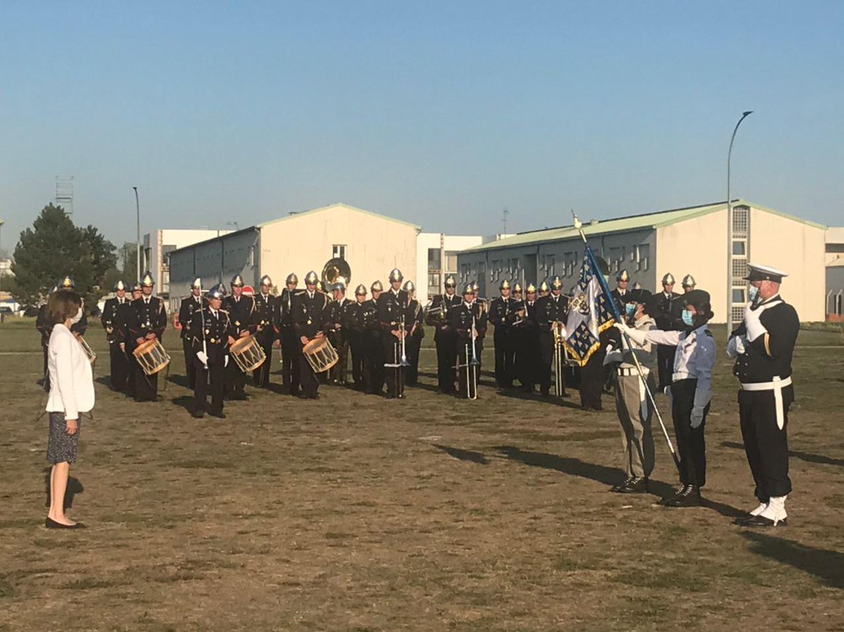 npouzyreff78's tweet photo. La ville de @StGermainLaye à nouveau honorée par la venue de Mme la ministre @florence_parly hier au camp des Loges afin de présider la cérémonie de remise de fanion au groupement de soutien de la base de défense d'Île-de-France. Fière pour le #GSBdD
➡️ Représentée par @pfdegand https://t.co/a6WNjc5EI9
