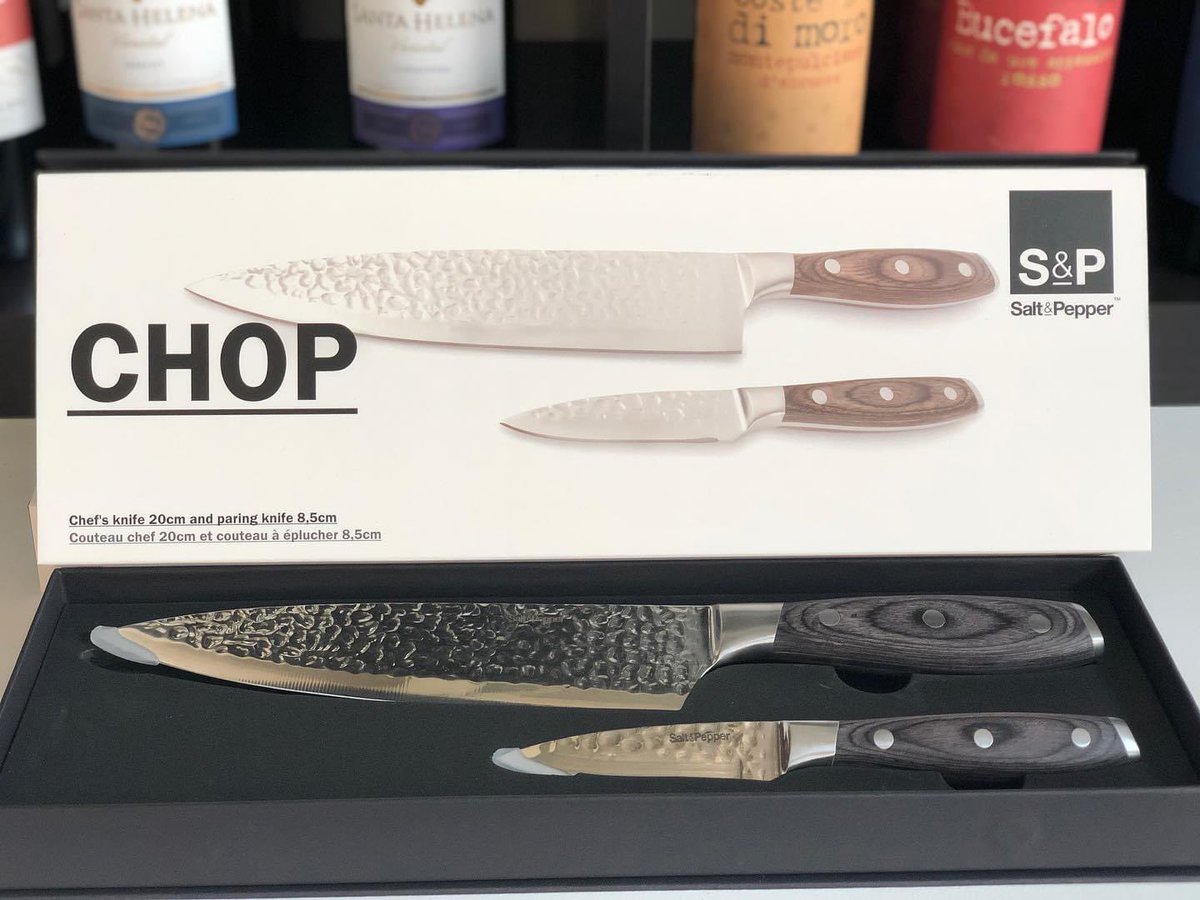 Prachtige chop koksmessen, in mooie geschenkverpakking.
.
.
.
#wijnbasket #messen #koksmessen #mes #koksmes #schilmes #saltandpepper #koken #genieten #chop #cadeau #geschenk