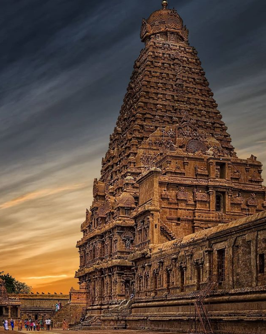 On the occasion of  #EngineersDay i am writing a short thread on one of the greatest engineering marvels ever i.e Brihadisvara Mandir-It is built using interlock method where no cement, plaster or adhesive was used between the stones. It has survived 1000 yrs and 6 earthquakes