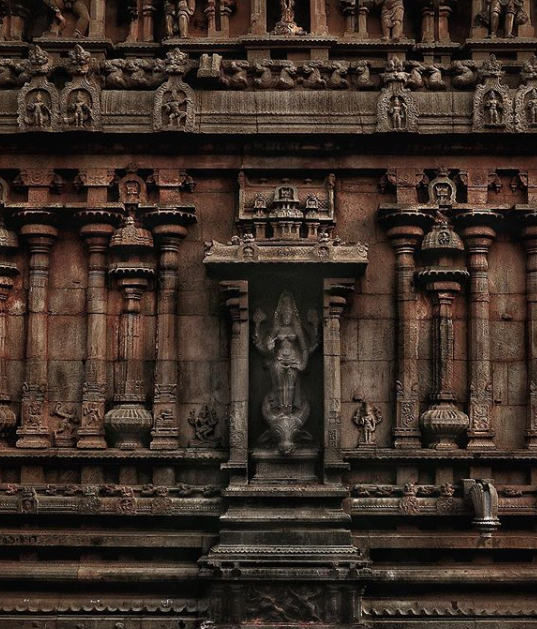 On the occasion of  #EngineersDay i am writing a short thread on one of the greatest engineering marvels ever i.e Brihadisvara Mandir-It is built using interlock method where no cement, plaster or adhesive was used between the stones. It has survived 1000 yrs and 6 earthquakes