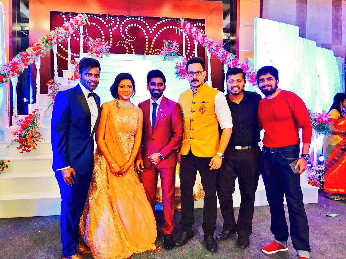 actor_annamalai's tweet photo. Happy Anniversary @dharankumar_c &amp; @DeekshithaM njoy bro.. take care.. all d best.. 🎂🎁🍦🍫👍👌🙌 https://t.co/jvTDYhAekv