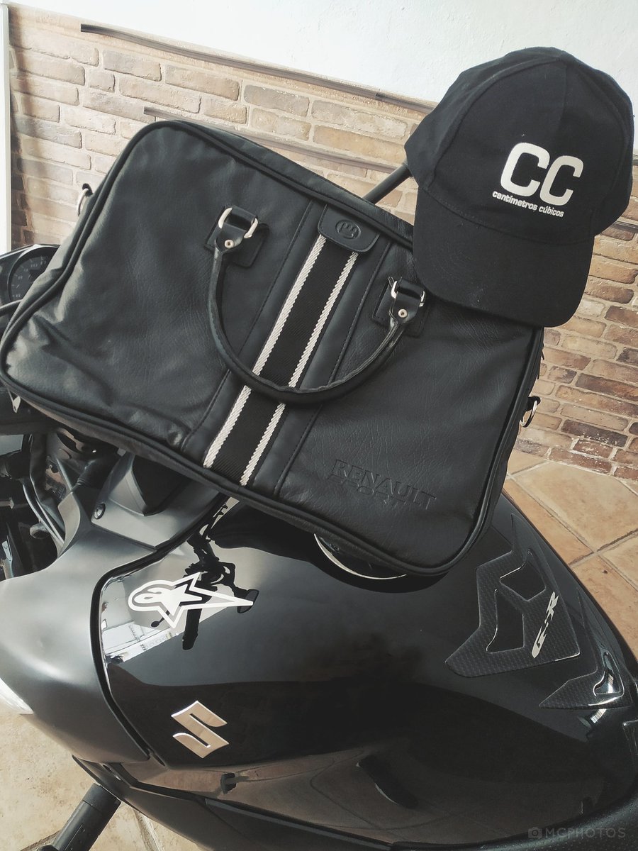 mcastrogr's tweet photo. Ya en casa los regalos de @CCubicos y @RenaultSport ✌️😎 https://t.co/OiJ1seX2jc