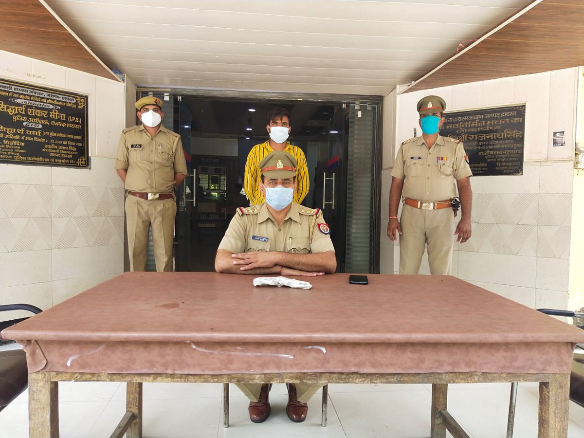 hathraspolice's tweet photo. थाना हाथरस जंक्शन पुलिस द्वारा एक टॉप-10 शातिर अपराधी को गिरफ्तार किया गया I
⏸️ बरामदगी ⏸️
➡️ 01 अदद तमंचा देशी 315 बोर I
➡️ 02 अदद जिन्दा कारतूस 315 बोर I
@dgpup @Uppolice @adgzoneagra @igrangealigarh @vikrant_ips @ANINewsUP @News18UP https://t.co/wvc0Y6XCl3