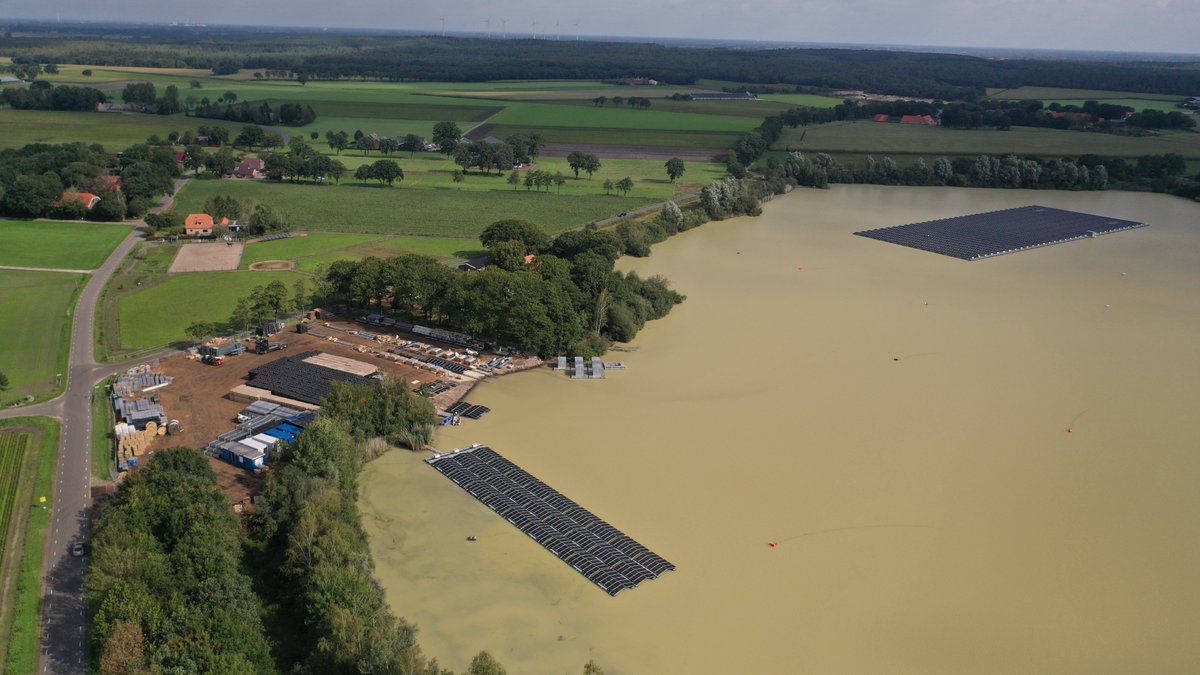 Wat komt er eigenlijk kijken bij de bouw van een drijvend zonnepark? Dat is toch meer dan je zou denken. Er is tijdelijk veel ruimte nodig voor opslag en assemblage. De bouw gebeurt vervolgens volledig op het land. Daarna is het een kwestie van tewaterlating en verankeren.