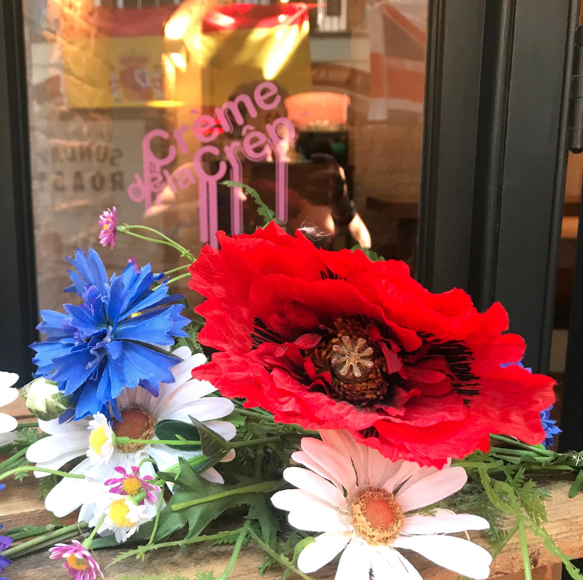 dontbeapancake's tweet photo. Hanging on to any bit of summer for as long as we can! 💐 https://t.co/VtfFdEjDEr