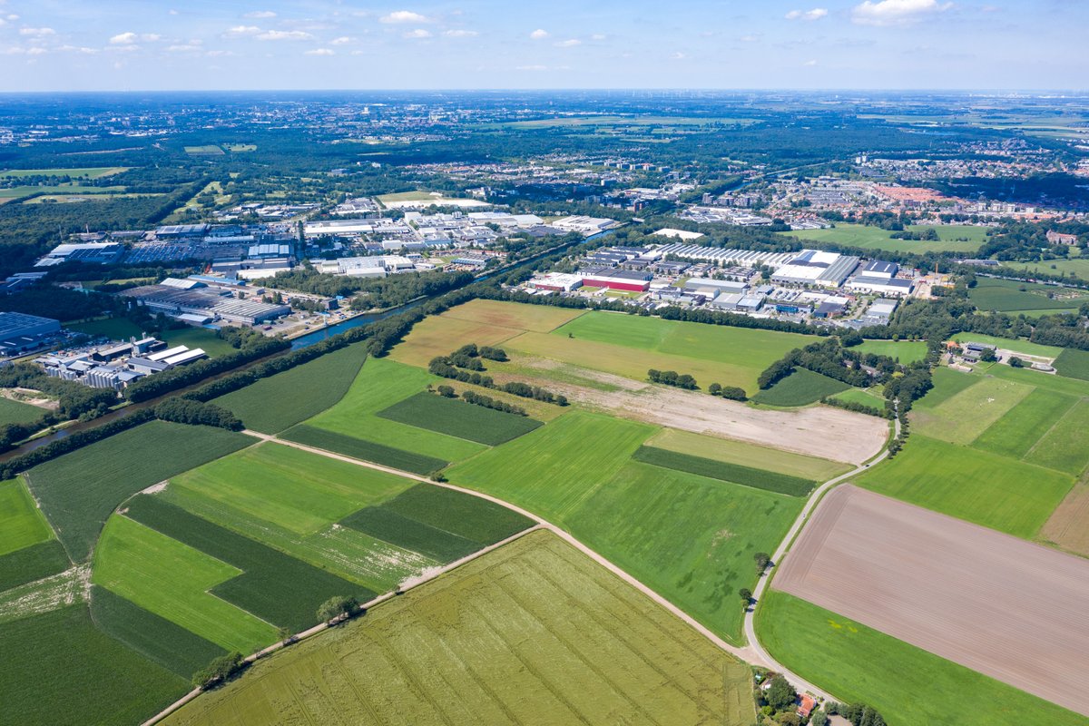 Afgelopen week hebben de eerste verkoopgesprekken plaatsgevonden voor de bedrijfskavels van het nieuwe bedrijvenpark Everdenberg Oost.

<a href="/Gem_Oosterhout/">Gemeente Oosterhout</a> gaat samen met ontwikkelaar <a href="/RoozenvanHoppe/">Roozen van Hoppe</a> het gebied exploiteren en uitgeven.

Lees het artikel hier: ow.ly/zWnB50BqVjb