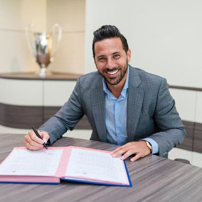 pizarrinha's tweet photo. Empiezo una nueva experiencia en mi vida, con mucha motivación y ganas de seguir aprendiendo. Es un honor y un orgullo para mi, el poder volver a la Familia del Bayern de Munich como Embajador del mejor club de Europa. @fcbayern #miasanmia #embajador https://t.co/lWTBzVdLRi