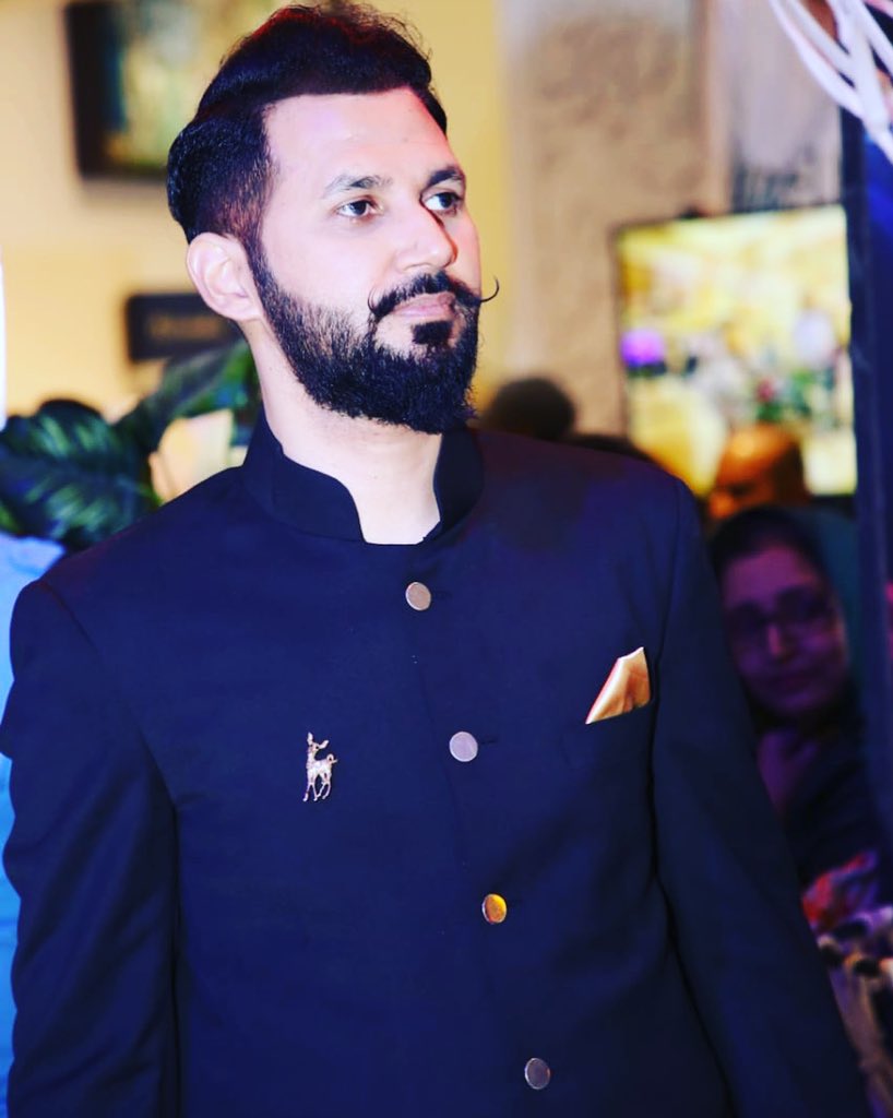 matloobtahir's tweet photo. I have always been loved by all of u very great-full to u all i was on break from tv but know it’s a time to come back on screen need ur prayers get ready to laugh once again because i feel that negativity has taken over so soon #tv #politicalstire #fun #international #anchor https://t.co/QApfty4JE1