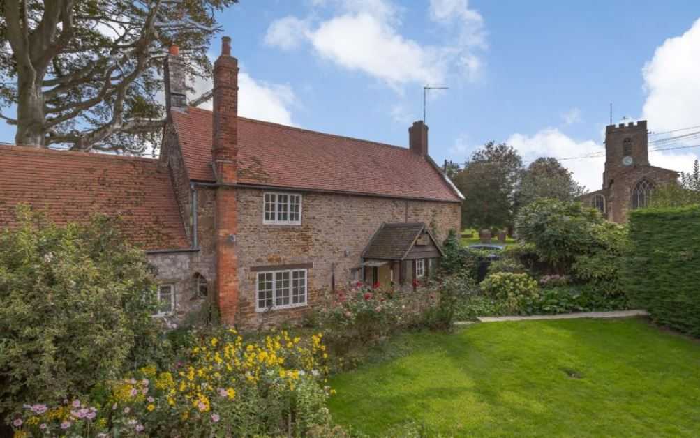 struttsbanbury's tweet photo. Who doesn't love a #churchview?! This charming cottage in #Wardington has just come onto the market and if its anything like its neighbor we sold, it wont stick around! #returnbusiness #prettycottage #renovation https://t.co/Tp3KIi5sJZ https://t.co/CMZFKURKYj