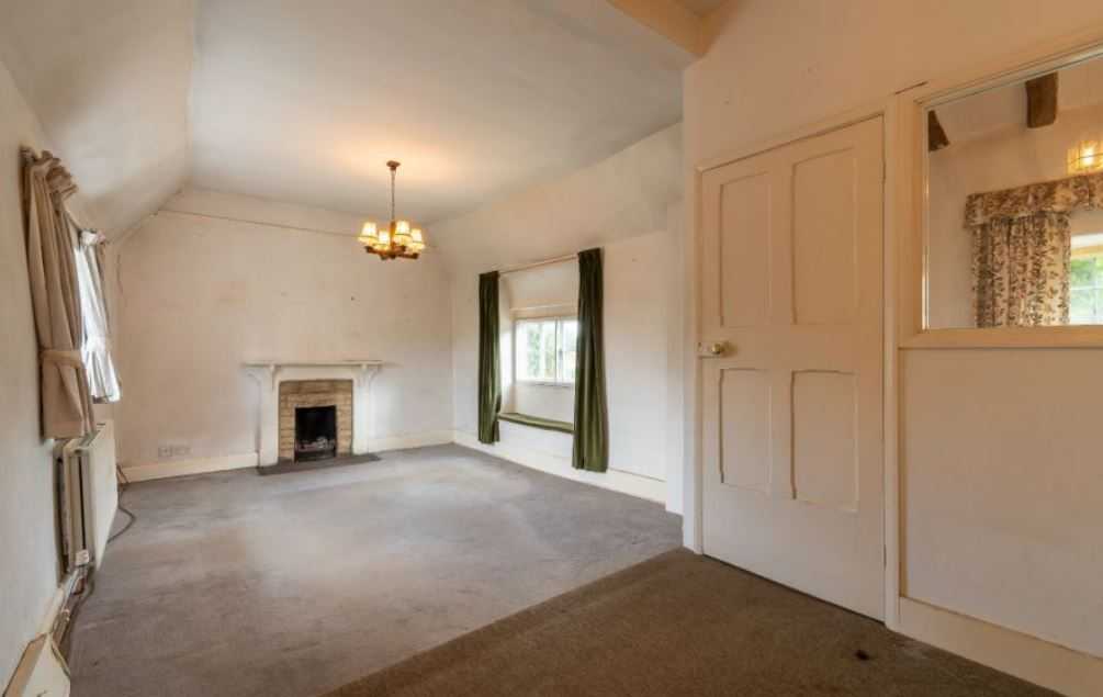 struttsbanbury's tweet photo. Who doesn't love a #churchview?! This charming cottage in #Wardington has just come onto the market and if its anything like its neighbor we sold, it wont stick around! #returnbusiness #prettycottage #renovation https://t.co/Tp3KIi5sJZ https://t.co/CMZFKURKYj
