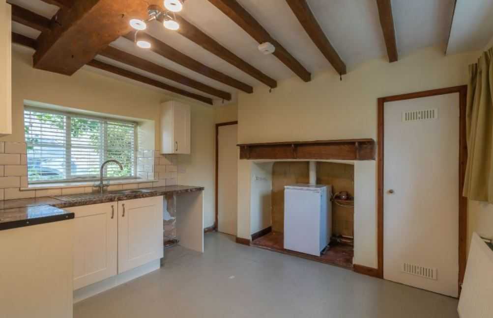 struttsbanbury's tweet photo. Who doesn't love a #churchview?! This charming cottage in #Wardington has just come onto the market and if its anything like its neighbor we sold, it wont stick around! #returnbusiness #prettycottage #renovation https://t.co/Tp3KIi5sJZ https://t.co/CMZFKURKYj