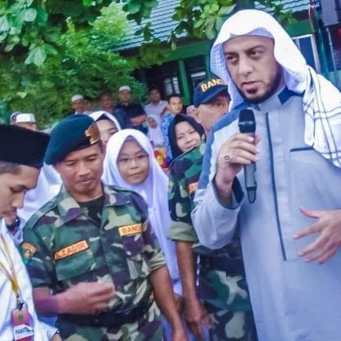 NUgarislucu's tweet photo. Maaf Banser gak suka teriak. Kami siap kawal ulama walaupun kamu suka ngelamak. 😂 https://t.co/jSs76N2z1w
