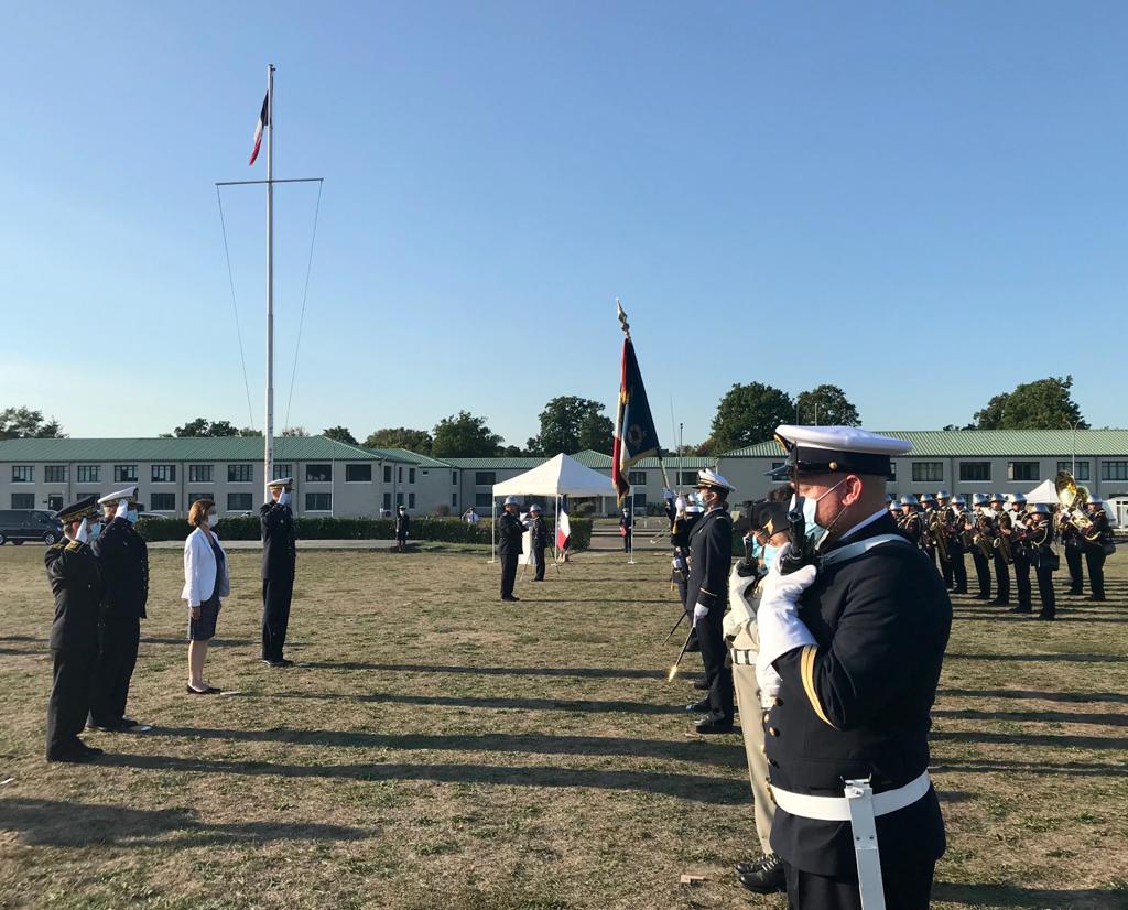 SCArmees's tweet photo. Cérémonie de remise de fanion du GSBdD Ile-de-France présidée par la ministre des Armées @florence_parly à @StGermainLaye  le 14/09. Une étape clé dans la transformation du soutien en IdF! @Armees_Gouv #transformation #combattantdusoutien @EtatMajorFR https://t.co/LmfVf6j0Q4