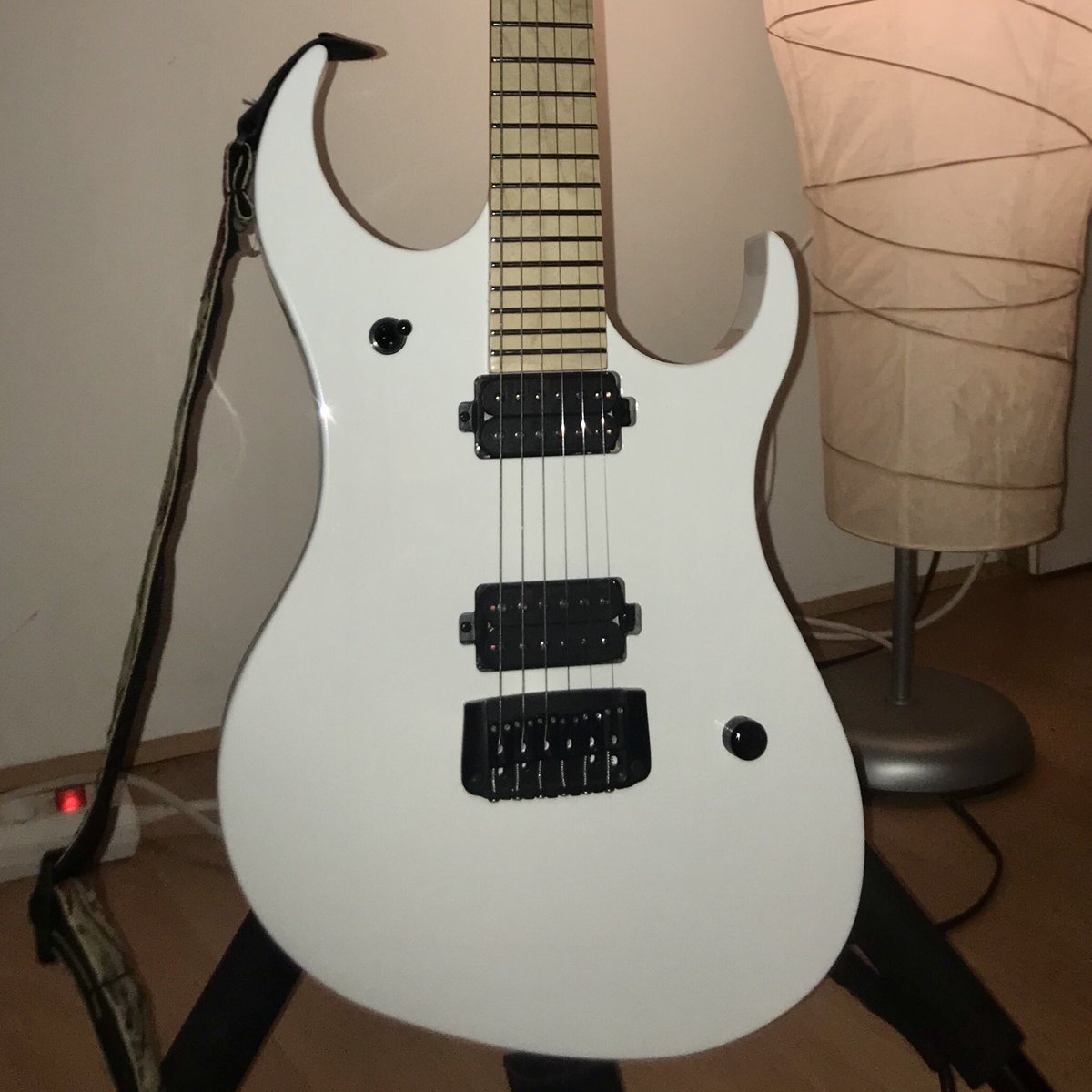 TryGuitars's tweet photo. This bodyshape ⚡️🤘🏻⚡️
Suitable for everyone 😎
 
#metalguitars #electricguitar #interactiveguitarmagazine #premierguitarmagazine #metalguitarist #guitargear #tonelovers #guitarporn #musician #metal #heavymetal #xguitars #guitarworldmagazine #Guitars #ElectricGuitars #GuitarLife https://t.co/mjHpCwf1mc