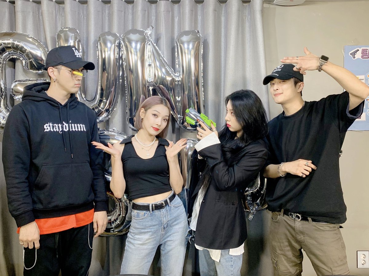 KARD_Official's tweet photo. [#KARD] #VLIVE
GUNSHOT 활동 응원해줘서 고마워요❤️

#BM #JSEPH #SOMIN #JIWOO
#카드 #비엠 #제이셉 #전소민 #전지우
#KARD_GUNSHOT🔫 https://t.co/DSTylgbe1r