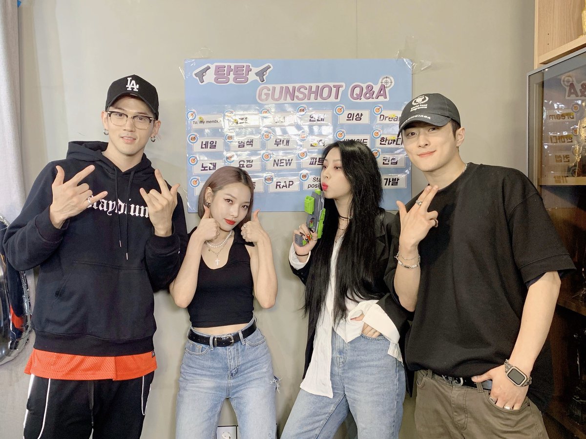 KARD_Official's tweet photo. [#KARD] #VLIVE
GUNSHOT 활동 응원해줘서 고마워요❤️

#BM #JSEPH #SOMIN #JIWOO
#카드 #비엠 #제이셉 #전소민 #전지우
#KARD_GUNSHOT🔫 https://t.co/DSTylgbe1r