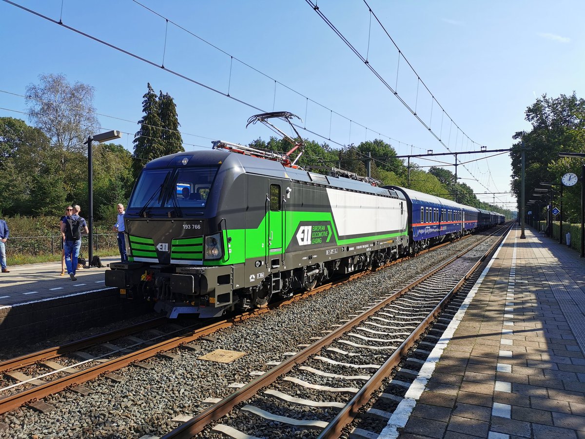 rogierweb's tweet photo. NightJet testrit met de Vectron van @NS_online https://t.co/bE8eYqHlTF