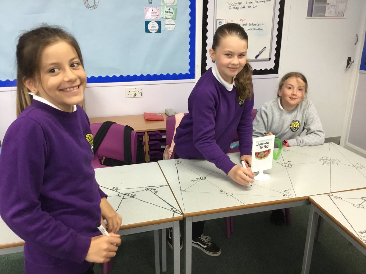 Portyschool's tweet image. P6/7CR measured and labelled the angles they found on their tables this morning. They are definitely getting more confident in using a protractor. #measuringangles
