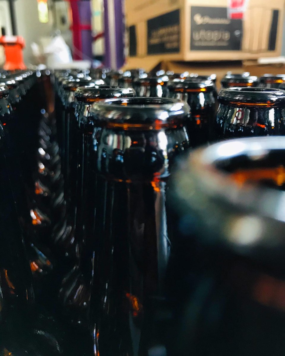 PIGBEERCO's tweet photo. Which beer is getting bottled today?
.
.
.
#bottling #PIGBEERlife #newforest #hampshirebeer #lymington #brewingprocess #ipa #beer #craftbrewery #bottledbeer #session #localbeer #sustainablebrewing #brockenhurst #fordingbridge #UltimateRefreshment https://t.co/lMMMNuTyg7