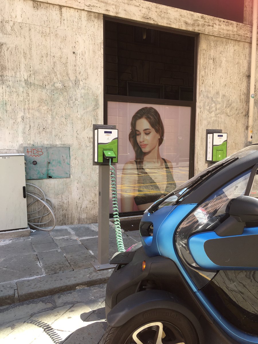 salzona's tweet photo. #Genovameravigliosa. le nuove colonnine #greenenergy https://t.co/lNgKkTFJl3