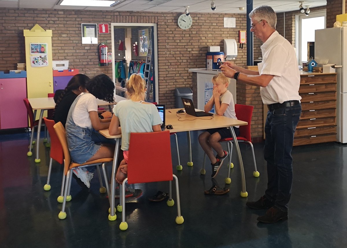 Rekenen met oppervlakte, inhoud en omtrek.
Gisteren hebben de groepen 7 &amp; 8 instructies gekregen over deze onderwerpen. Vandaag mochten ze dit toepassen in een wereld van Minecraft. Meester Rein kwam de betrokkenheid filmen. <a href="/PlayCraftLearn/">Minecraft Education</a> <a href="/MicrosoftEDU/">Microsoft Education</a> <a href="/PlayCraftLearn/">Minecraft Education</a>