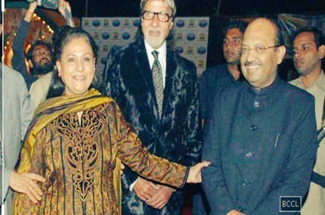 BinayBharat's tweet image. इसको कहते हैं थाली में छेद। स्वर्गीय अमर सिंह जी से बेहतर कौन बता सकता था।थोड़ा लोकतांत्रिक बनिए #JayaBachchan जी।#Mughal मानसिकता छोड़िए।