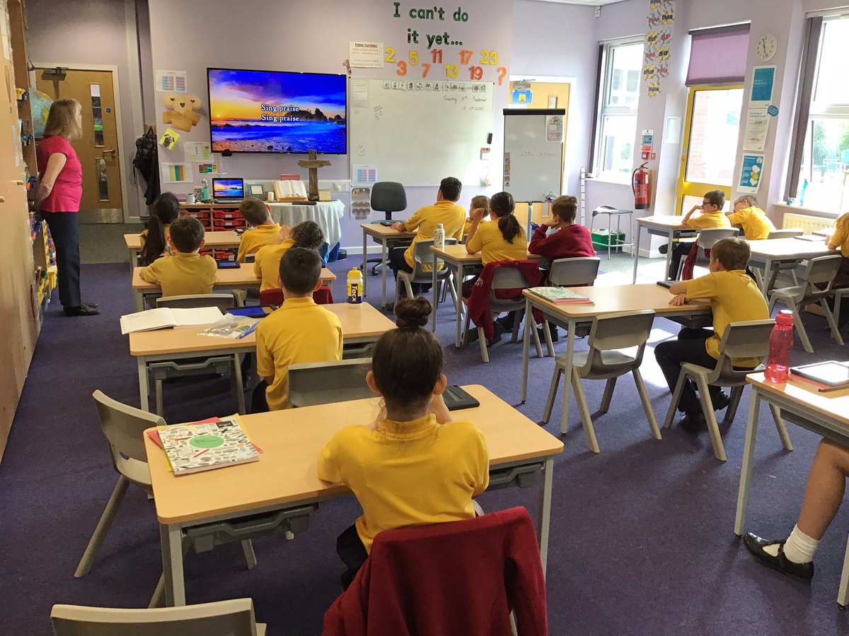Thank you to Mrs Hunter for our #classworship today thinking about #gratitude and a God's goodness to us #10lepers 
@christomlin #hisloveenduresforever @BDBofE @StJamesYear6
