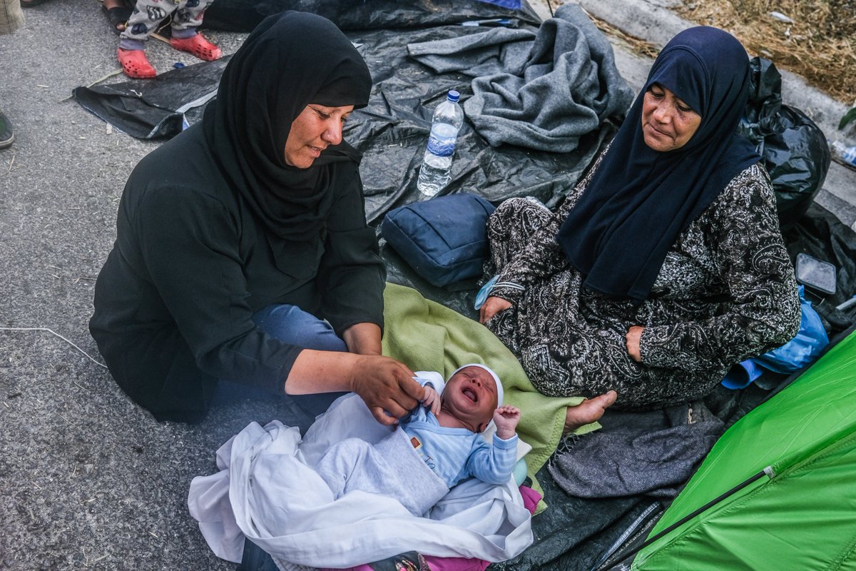 We hebben politici nodig die vertrekken vanuit een mensenrechtenkader &amp; nooit zullen dulden dat er compromissen worden gemaakt over mensenlevens, veiligheid en hun toekomst.    3/3

Dank <a href="/JorisvanGennip/">Joris van Gennip</a>  voor je foto's van de voorbije week uit #Lesbos #Moria.