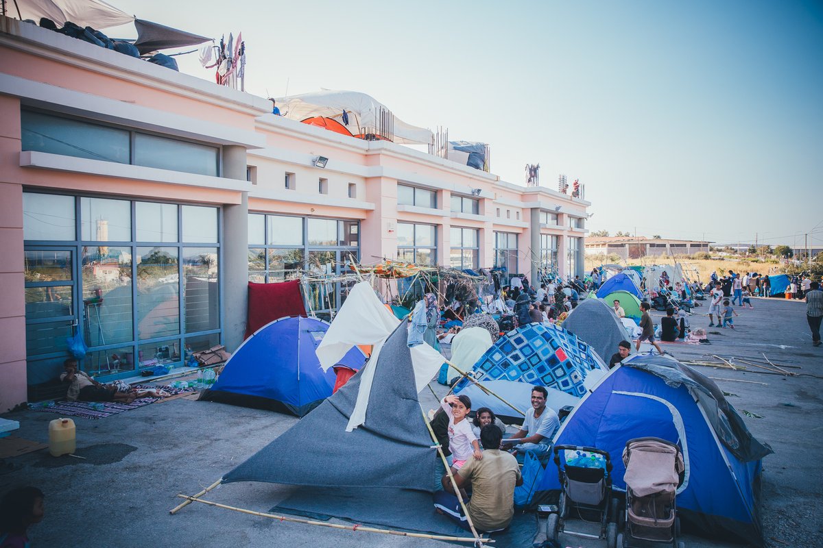 seawatchcrew's tweet image. Erst 150 Kinder, nun will #Seehofer weitere 1500 Menschen aus #Moria aufnehmen.
Bleiben immer noch über 13.000 vulnerable Menschen auf Lesbos zurück + weitere 12.000 auf den anderen griech. Inseln.
In DE gibt es 174 Städte, die sich zu sicheren Häfen erklärt haben.
#WirHabenPlatz