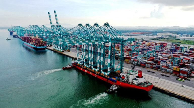 VesselFinder's tweet photo. Port of Tanjung Pelepas PTP welcomes arrival of 4 latest quay cranes
https://t.co/bbICtBPVLM #MMCGroup #PortofTanjungPelepas https://t.co/Fy08BrVU9O