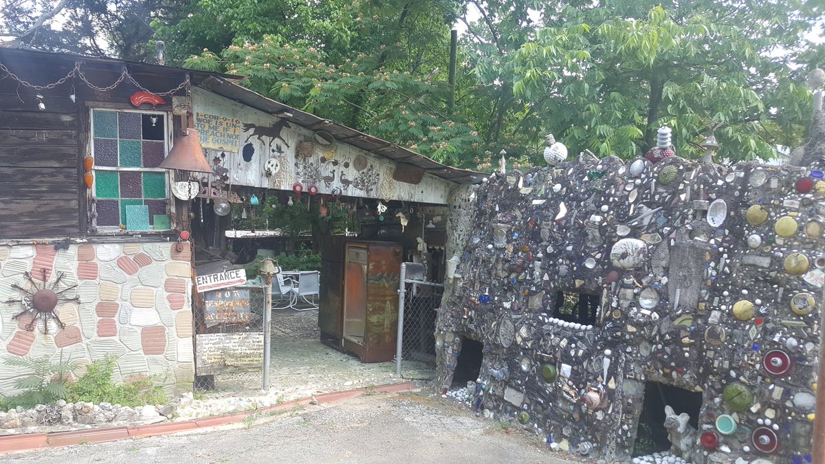 Annalocky's tweet image. So excited to share my feature for @BitterSouth on folk artist Howard Finster and the tangled tale of his magical art environment. I hope you'll find it as fascinating as I did.. bittersoutherner.com/features/2020/…