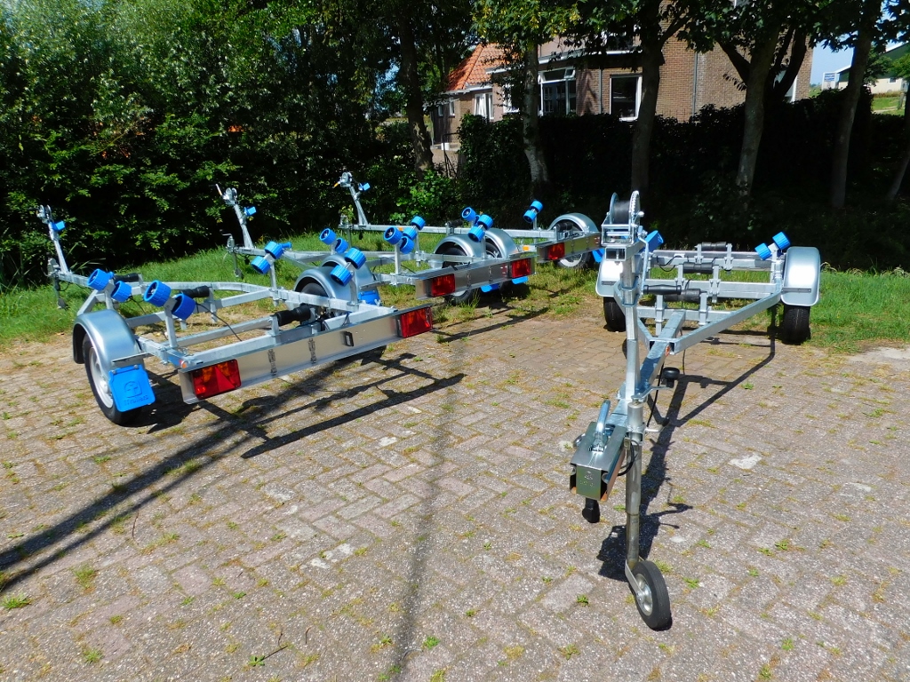 MDbemiddeling's tweet image. Op zoek nr een #trailer voor de komende #winterstalling ? Diverse type nieuwe trailers staan op voorraad hier in #Heeg v.a. € 775,= voor oa #sloep, #vlet, #zeilboot, #kielboot etc. Informeer naar de mogelijkheden.