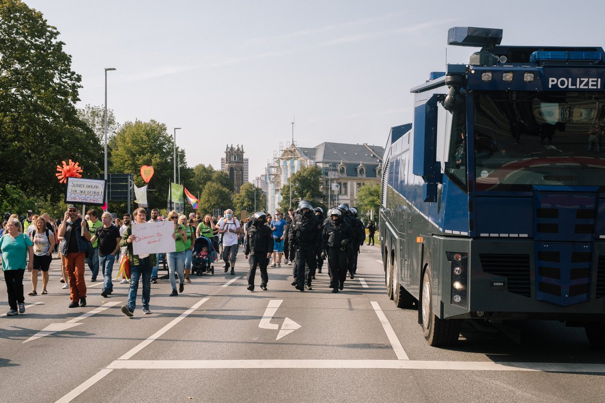 mic_tra's tweet photo. Einige Impressionen von der norddeutschlandweiten Mobilisierung der Verschwöhrungsideolog*innen nach #Hannover am vergangenen Wochendene #h1209 finden sich nun hier: https://t.co/h59Nm07zMU https://t.co/Q2HkRVveRp