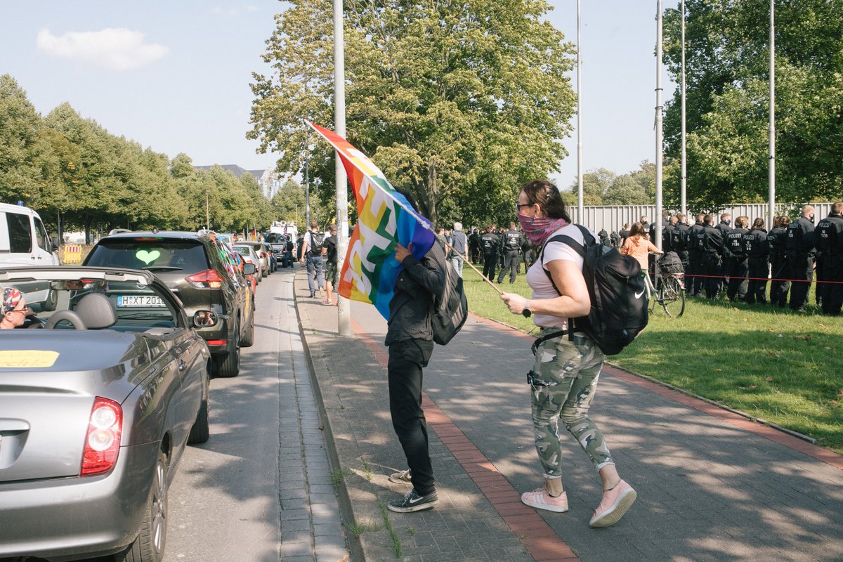 mic_tra's tweet photo. Einige Impressionen von der norddeutschlandweiten Mobilisierung der Verschwöhrungsideolog*innen nach #Hannover am vergangenen Wochendene #h1209 finden sich nun hier: https://t.co/h59Nm07zMU https://t.co/Q2HkRVveRp