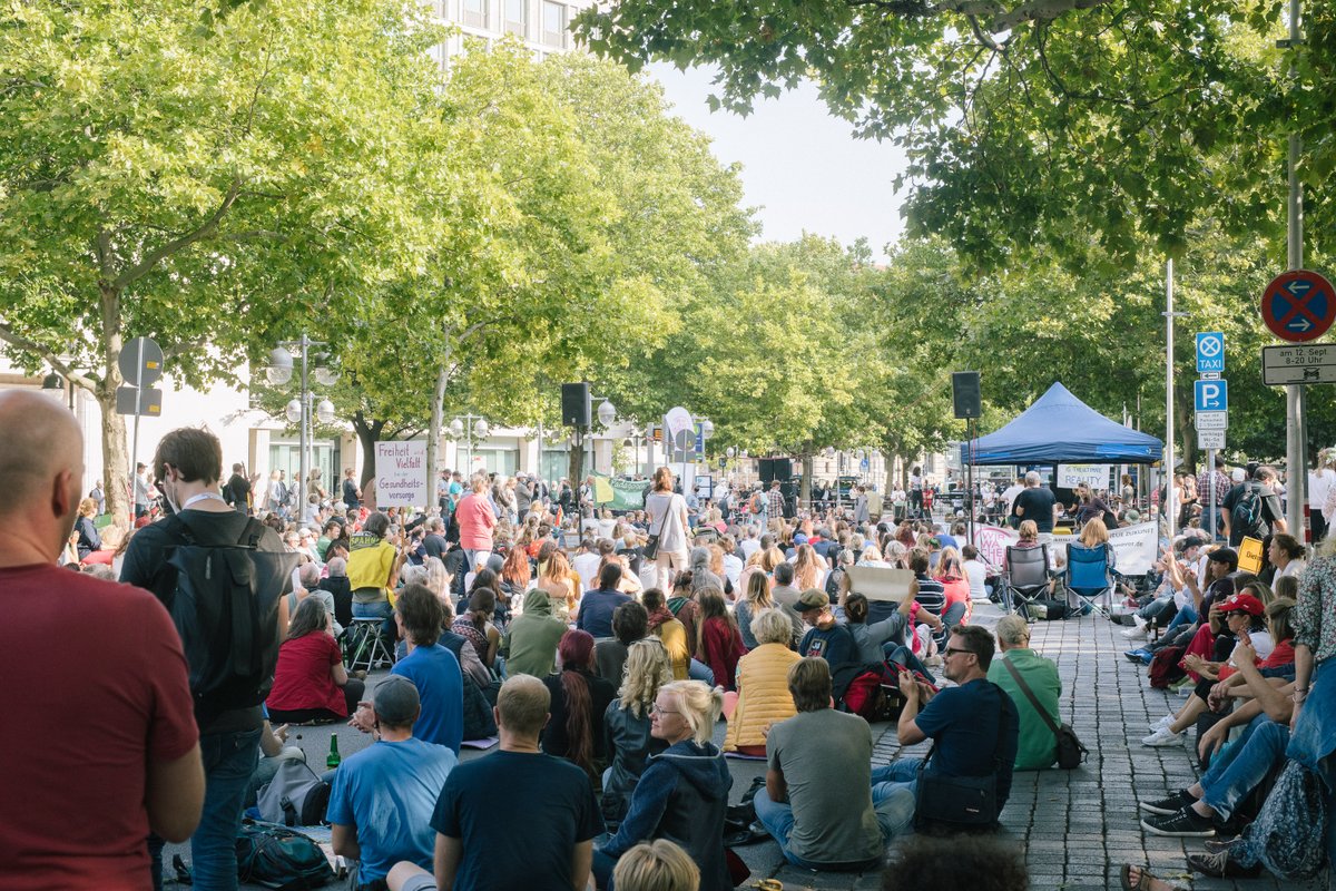mic_tra's tweet photo. Einige Impressionen von der norddeutschlandweiten Mobilisierung der Verschwöhrungsideolog*innen nach #Hannover am vergangenen Wochendene #h1209 finden sich nun hier: https://t.co/h59Nm07zMU https://t.co/Q2HkRVveRp