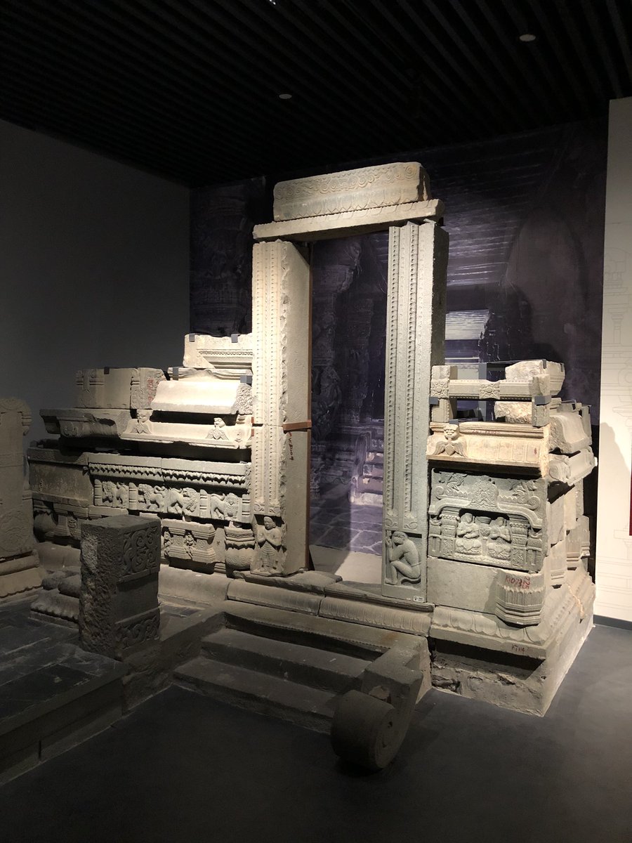 For there’s clear evidence Quanzhou once had a full Hindu temple. Discarded sculptures can be recombined into architectural elements.And when Ming rebuilt blockbuster Kaiyuan Temple 开元寺, they reused a Hindu frieze of sphinxes; and two columns from the original temple. 4/11