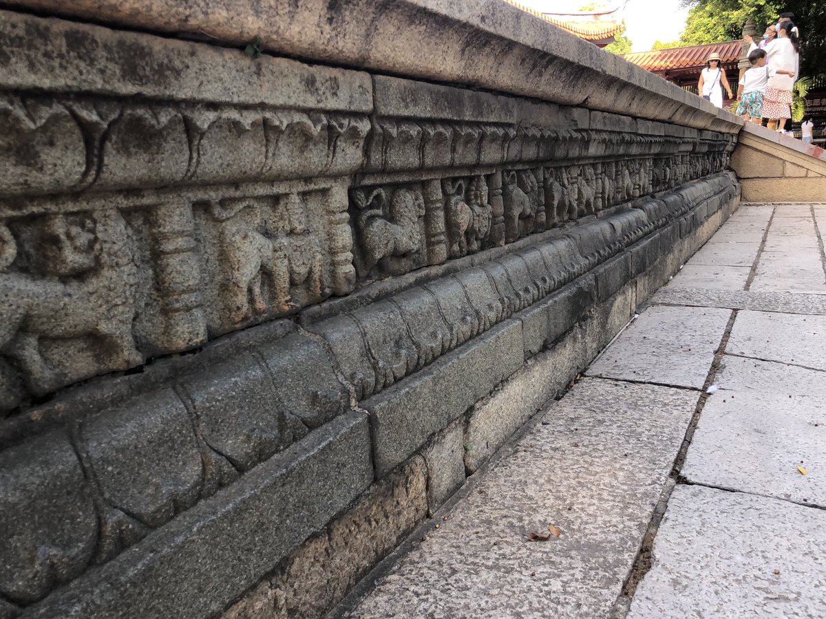 For there’s clear evidence Quanzhou once had a full Hindu temple. Discarded sculptures can be recombined into architectural elements.And when Ming rebuilt blockbuster Kaiyuan Temple 开元寺, they reused a Hindu frieze of sphinxes; and two columns from the original temple. 4/11