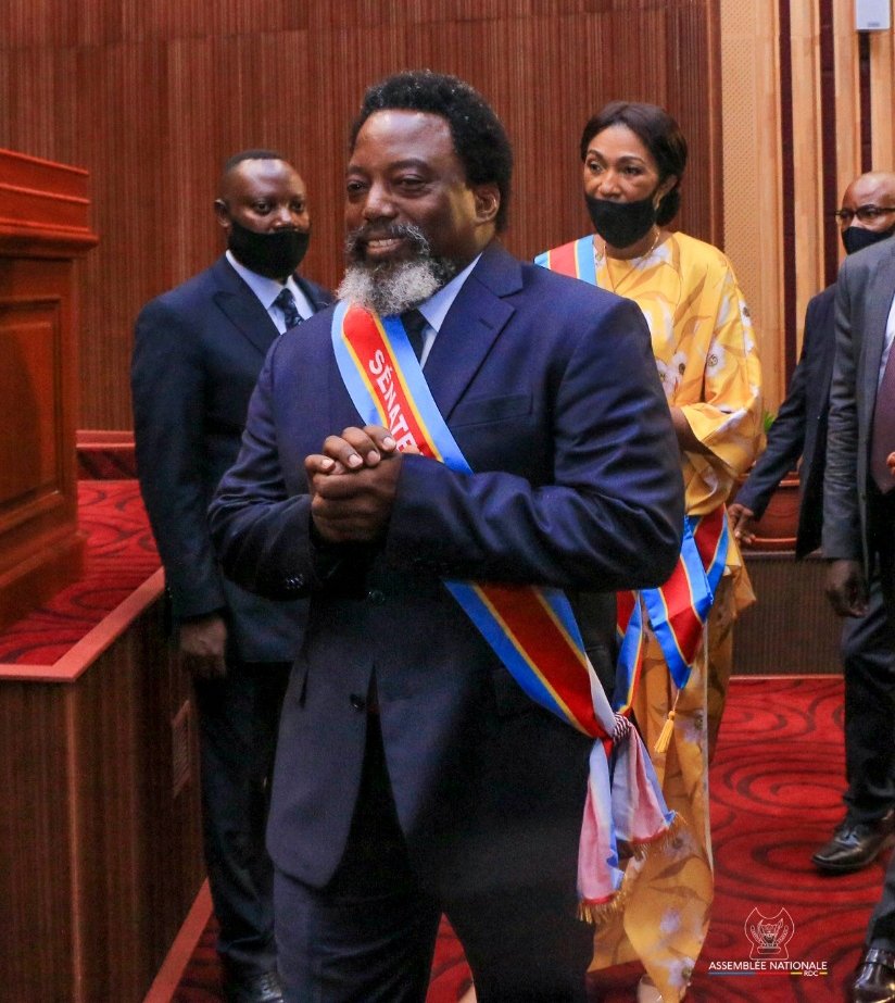 Il l'avait promis. "Je respecterai la Constitution". Il l´a fait. Il ne s'est pas représenté pour un 3 ème mandat  successif. Aujourd´hui il a accompli toute la loi, en assumant son nouveau statut, certes honorifique, celui de Senateur, "Sénateur à vie". Prof Nehemie Mwilanya.
