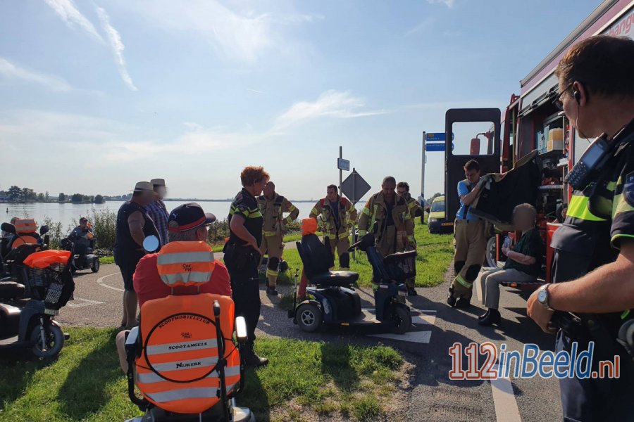 Vrouw rijdt met scootmobiel tegen verkeerspaal in #Zeewolde. 112 in Beeld.