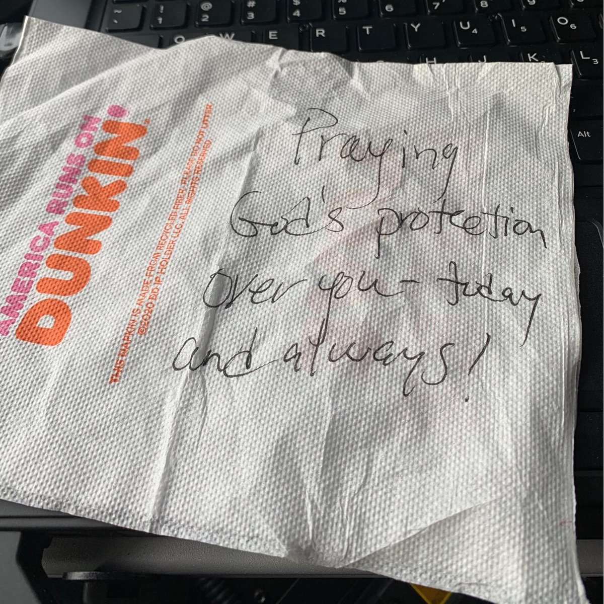 WBTV_News's tweet photo. A Huntersville police officer was leaving a Dunkin' when he noticed a note on his windshield. The message was so special, he plans to keep it in his car: "Praying God's protection over you - today and always" ✍️💝👮‍♂️ https://t.co/koEmPSQOcg https://t.co/lzzwqhAfVZ