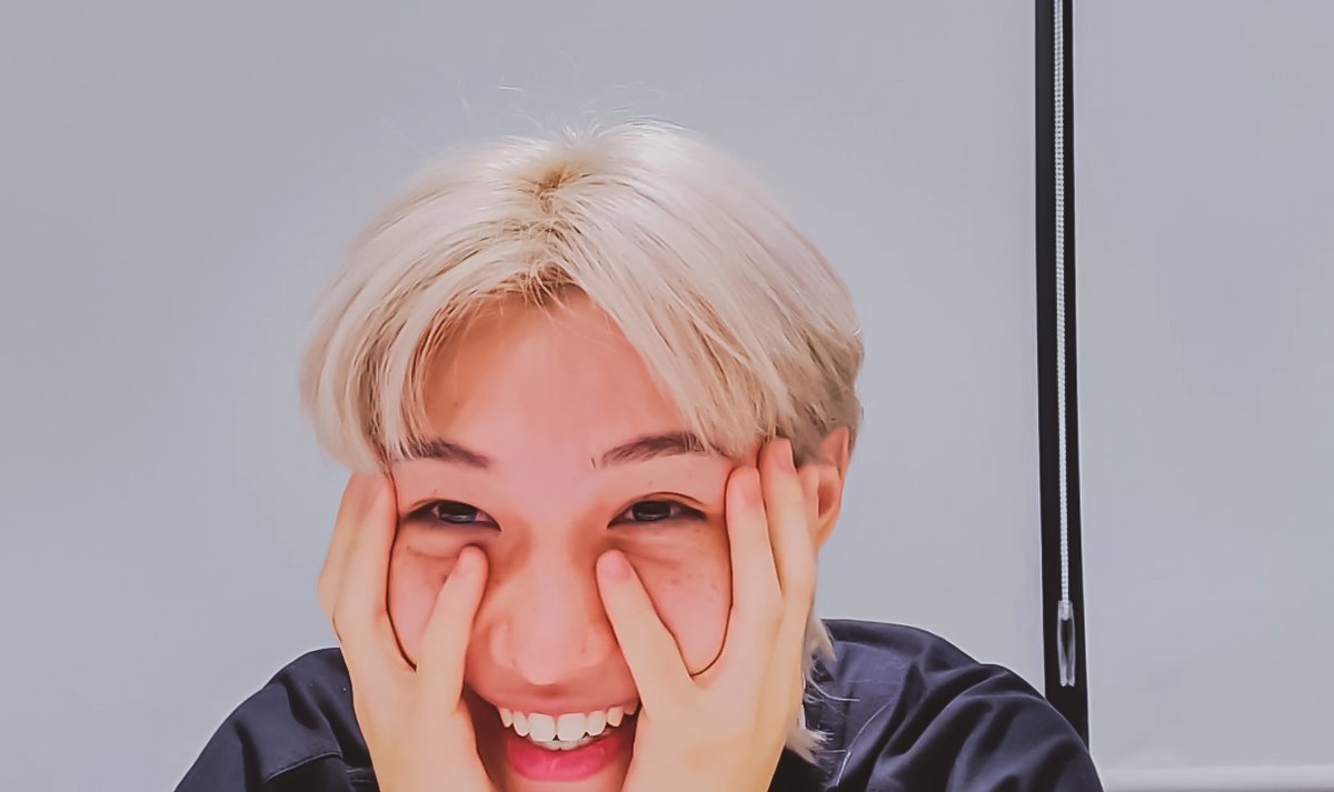 skzshots's tweet photo. our brightest, cutest, kindest, most beautiful and most genuine sunshine 🌞 https://t.co/u9n0Aer30g