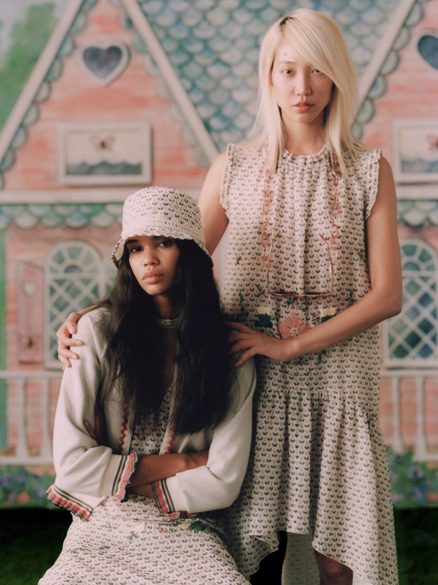 annasui's tweet photo. Anna Sui Spring Summer 2021 Collection.
Shot on film by #JackieKursel
Assisted by #MitchellStafford
Hair by @garrennewyork
Makeup by @patmcgrathreal
Modeled by #JordanDaniels #SooJoo
#AnnaSuiSS21 #SS21 https://t.co/3zs8RDgZAa