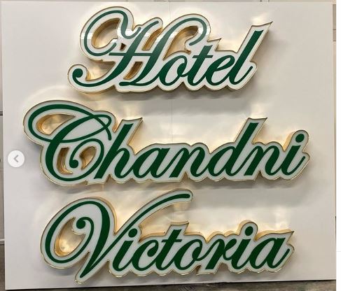 DixieSigns's tweet photo. Preparing #storefrontsign for Chandni Victoria Hotel
https://t.co/6eOOWhDgAi
#dixiesigns #signcompany #signage #lettersign #acrylicsign #hotelsign https://t.co/CtWADHim1O