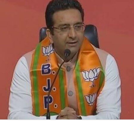 hellomanish_kr's tweet photo. @aajtak
@BJP4India के प्रवक्ता सुप्रीम कोर्ट में बिल्डर की पैरवी कर रहे और बाहर आम जनता की राजनीति
करोड़ों की खुलेआम चीटिंग
"न खाउँगा न खाने दूंगा"
वादे हैं,वादों का क्या
"सब मिले हुए हैं जी"
ब्रह्मसत्य है
पैसे के लिए बिल्डरों का पाप धोने वाले से इथिक्स की बात
#CheatedHomeBuyers https://t.co/YxphxCgzzK