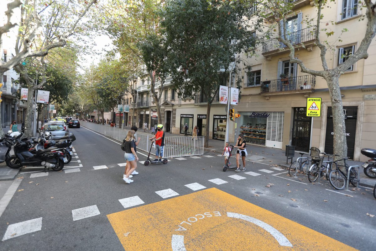 BCN_EspaiPublic's tweet photo. 🤸🏼‍ En lloc d’un carril per a la circulació hi ha una àrea de joc, voreres més amples i llocs d’estada.

🎒 Segon dia de classe a l'escola Univers amb menys nervis i espais més segurs i saludables.

✅ Protegim les escoles!
https://t.co/XdFj4zsJQ0

Com era abans i com és avui 👇🏻 https://t.co/djgJJxAMnf