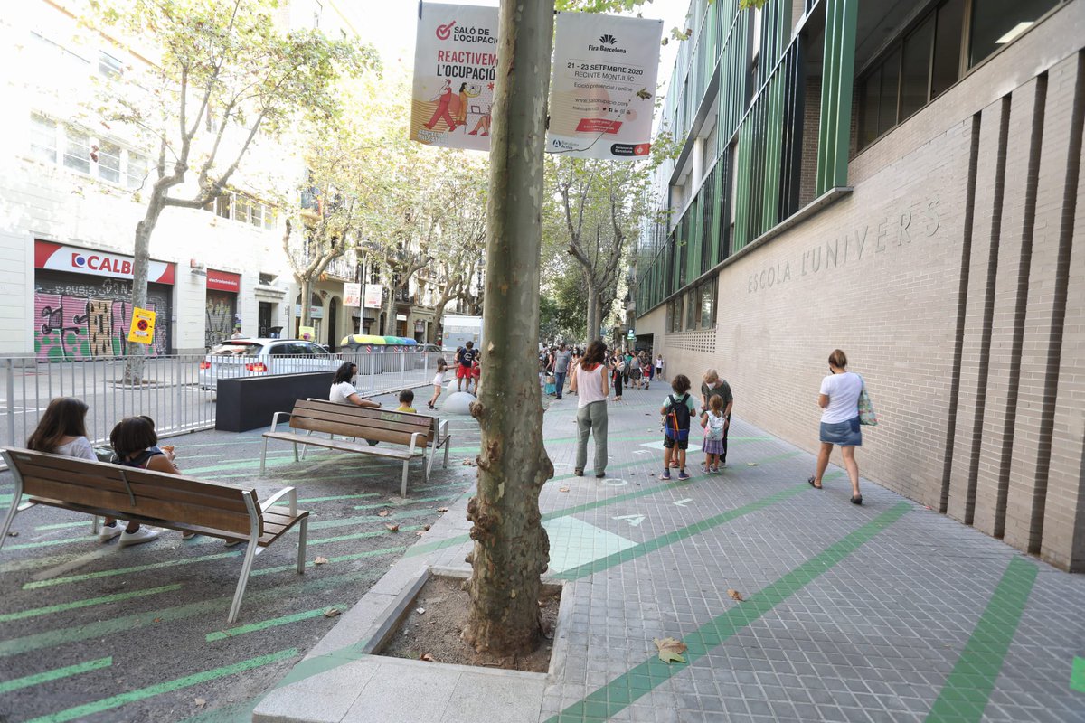 BCN_EspaiPublic's tweet photo. 🤸🏼‍ En lloc d’un carril per a la circulació hi ha una àrea de joc, voreres més amples i llocs d’estada.

🎒 Segon dia de classe a l'escola Univers amb menys nervis i espais més segurs i saludables.

✅ Protegim les escoles!
https://t.co/XdFj4zsJQ0

Com era abans i com és avui 👇🏻 https://t.co/djgJJxAMnf