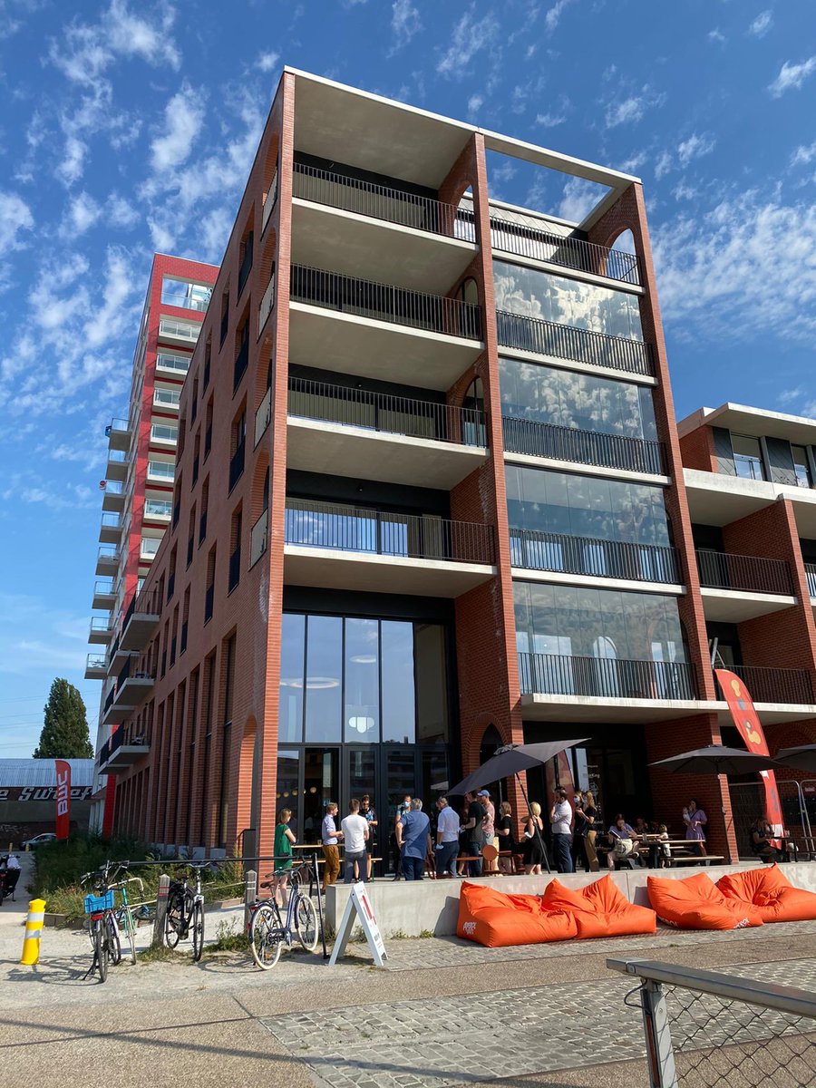 Vastgoedkunde's tweet photo. Niet alleen mooi op de #NieuweDokken @Stadgent 😎maar ook studenten #Postgraduaat #Vastgoedkunde 2020 op #studiebezoek. Uitleg van Lieven De Molder, Peter De Smet en Philippe Teughels. Vlekkeloze organisatie van @vandaelemieke &amp; @JansenMaigret 
#leadlearnconnect in #realestate https://t.co/MgVaMb8gPA