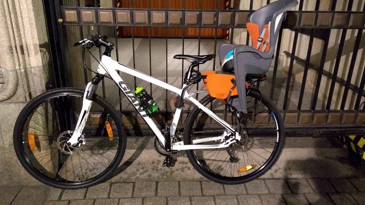 Me ha robado esta bicicleta en Vigo. 
Giant Roam XR2 (sin silla).
Compartid y ayudadme a recuperarla porque es mi medio de transporte...