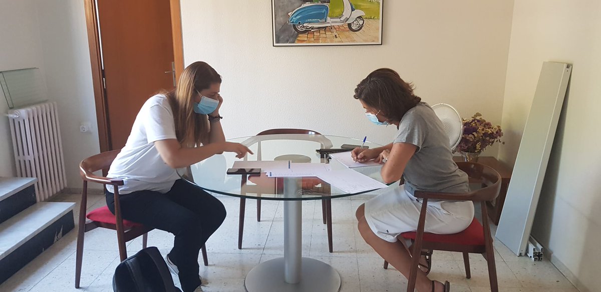 cmlaasuncion's tweet photo. Nuestras #colegialas mantienen una estrecha relación con sus tutoras durante todo el curso. Se convierten en su apoyo, su referencia y se preocupan por su rendimiento académico y por su bienestar. Las tutoras son una parte fundamental de su estancia en el #ColegioMayor. https://t.co/LW03Pmr8xz